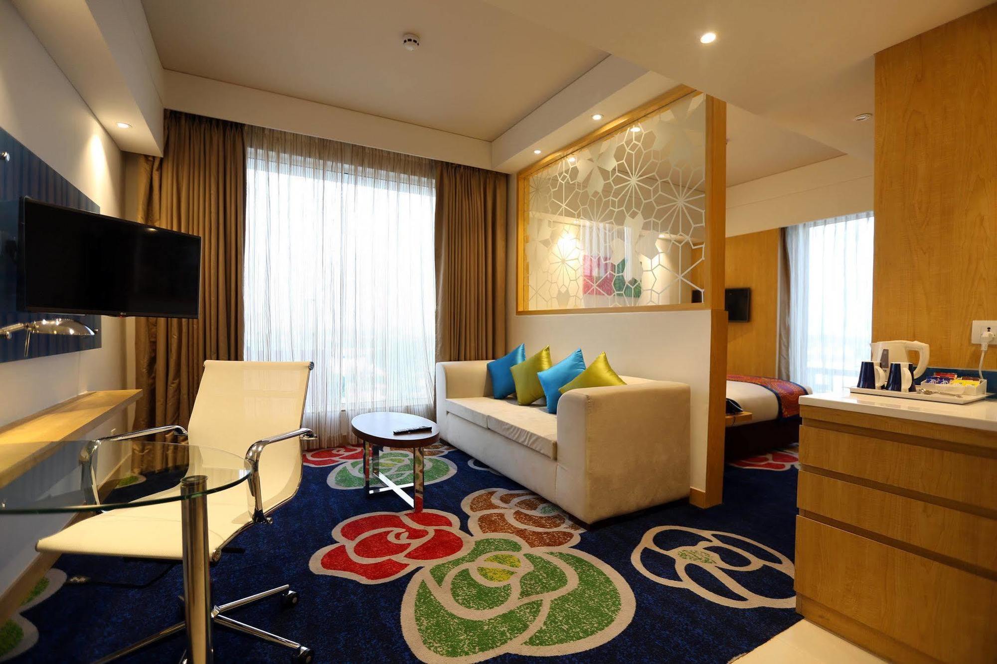 Holiday Inn Express Chennai Old Mahabalipuram Road Exteriör bild